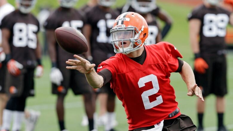 Football player catching the ball.