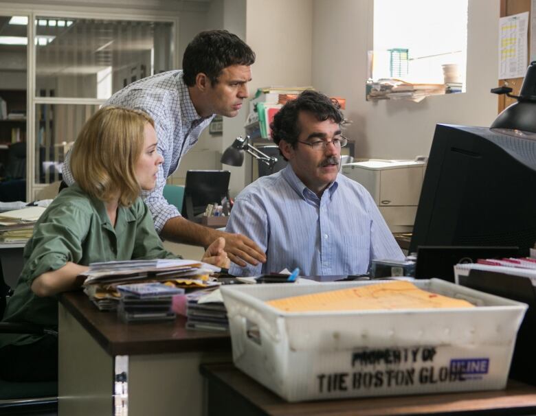 (Left to right) Rachel McAdams as Sacha Pfeiffer, Mark Ruffalo as Michael Rezendes and Brian dArcy James as Matt Carroll  in SPOTLIGHT.