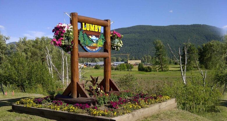 A welcome to Lumby sign.