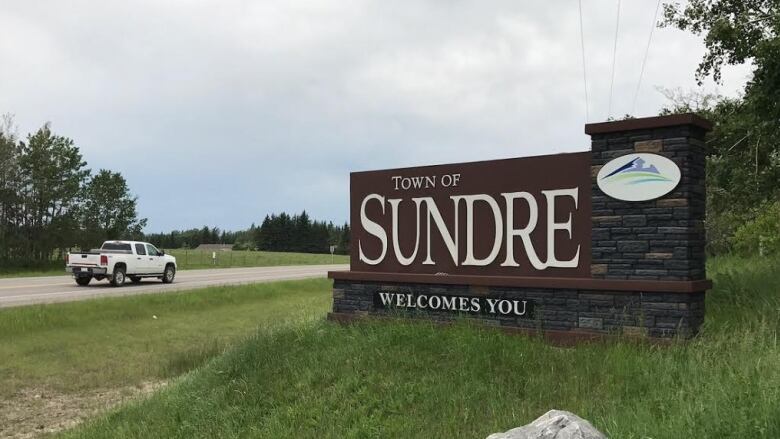 A sign welcomes visitors to the town of Sundre.