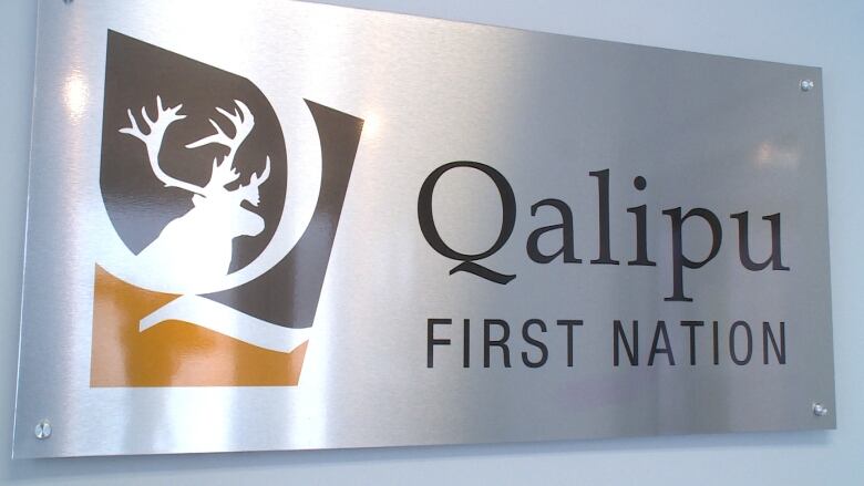 A sign that says Qalipu First Nation.