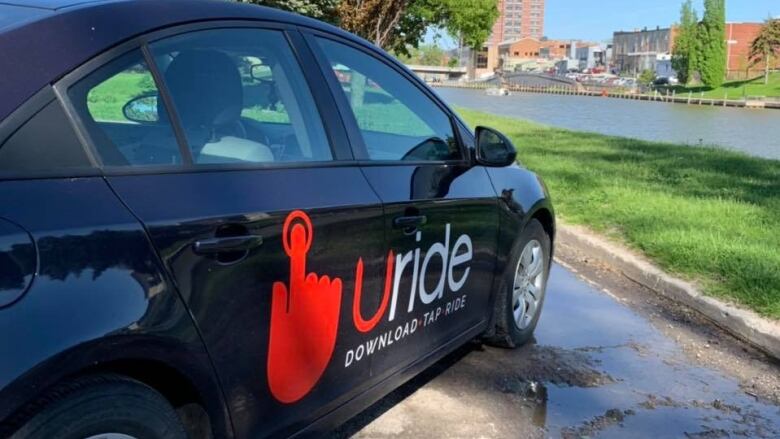 A black car with a decal that says Uride.