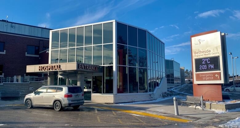 The exterior of a hospital in Steinbach. A vehicle is parked in front of the hospital entrance.