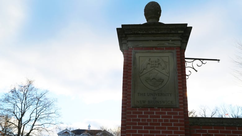 A sign that says the University of New Brunswick.