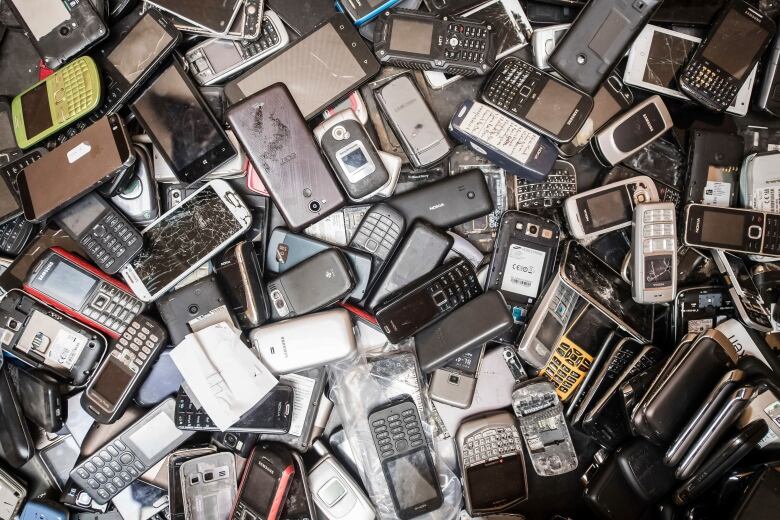 A variety cellphones and electronics with some damaged