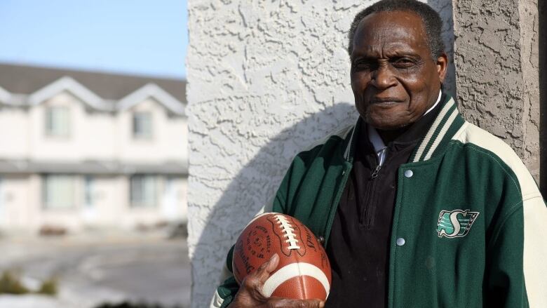 George Reed, who died Sunday, smashed nearly every record for professional football running backs and brought the Saskatchewan Roughriders their first Grey Cup. 