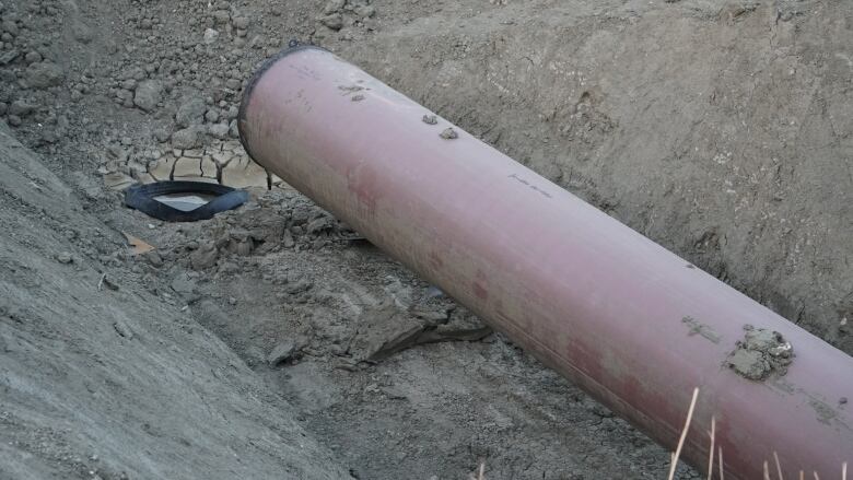 A piece of pipeline is installed in the ground.