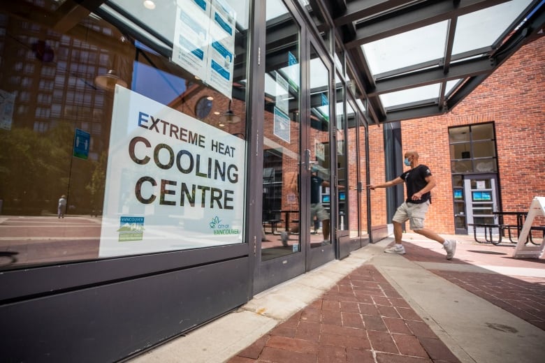 A building entrance with a sign that says 