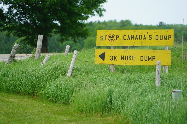 a sign that says 'stop canada's nuclear dump'