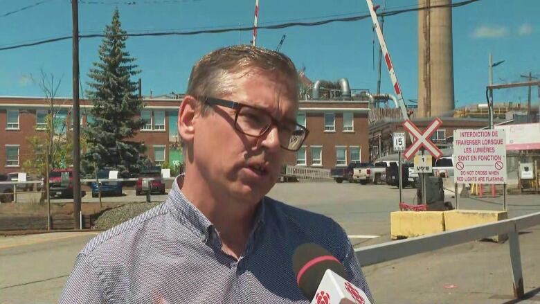 A man talking to a Radio-Canada reporter