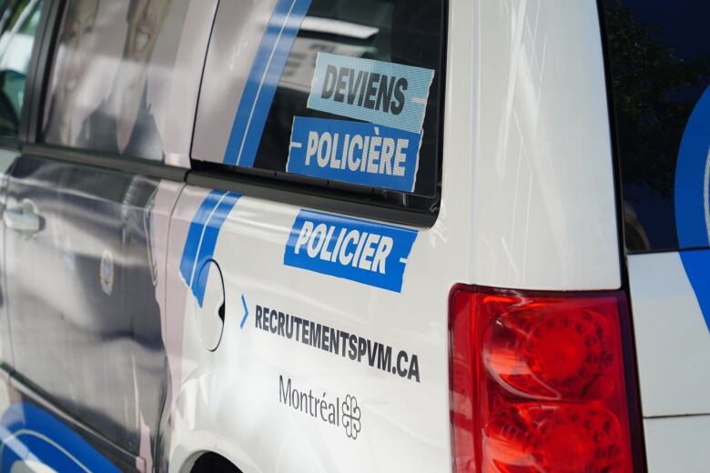 Stickers that read become a police officer in French on a van.