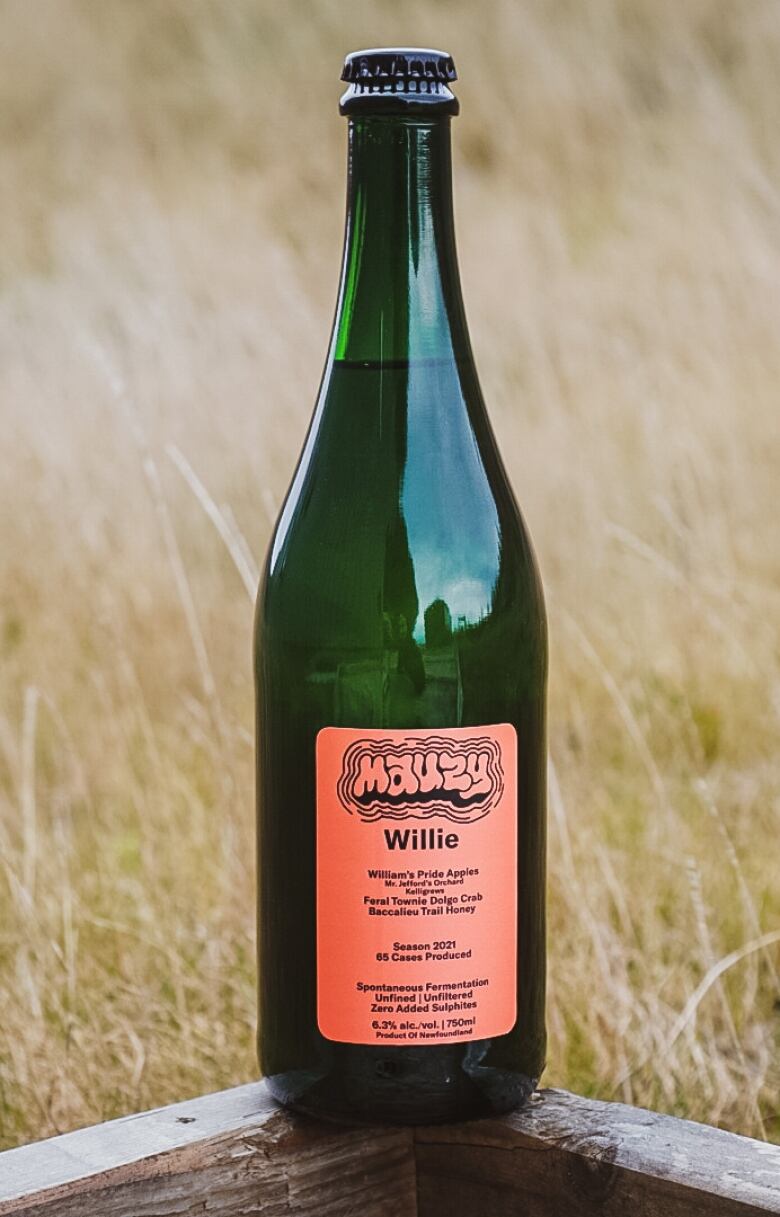 A green bottle with a salmon coloured label reading Mauzy Willie.