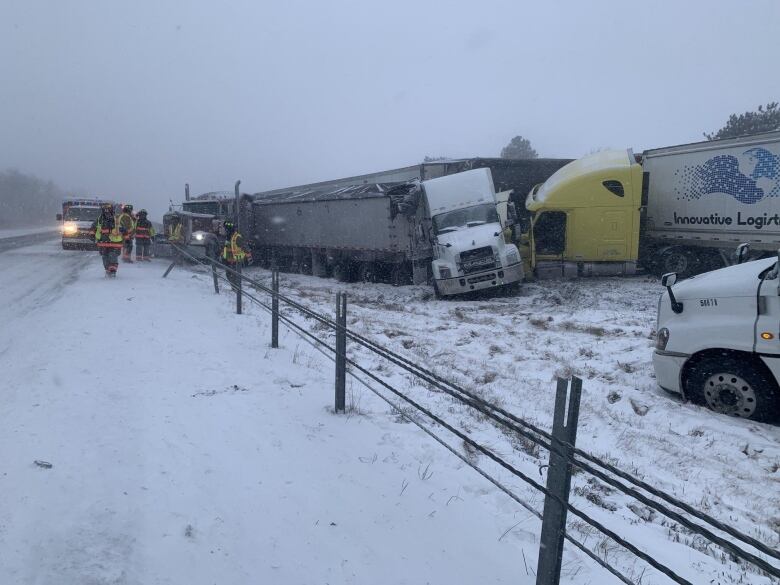 Fire crews are responding to a multi-vehicle collision on Hwy 401 between Iona and Currie roads