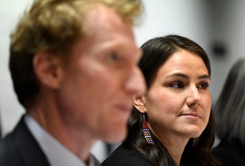 Two politicians side-by-side at a meeting.