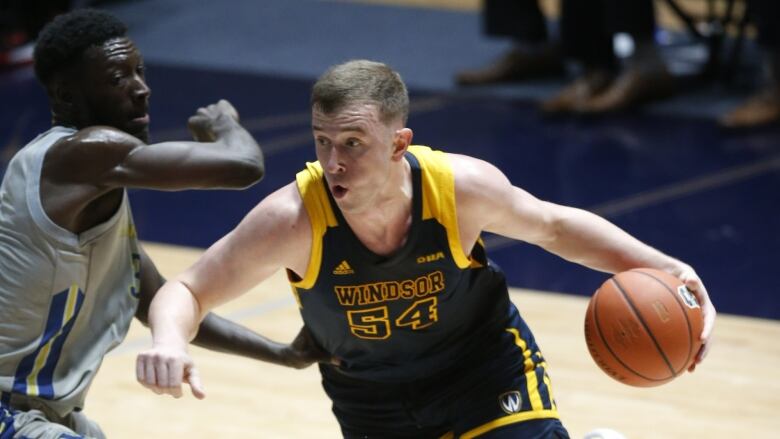 Thomas Kennedy drives to the basket against the Western Mustangs.