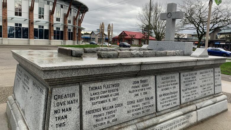 A cenotaph is pictured with a conspicuous spot for a statue missing.