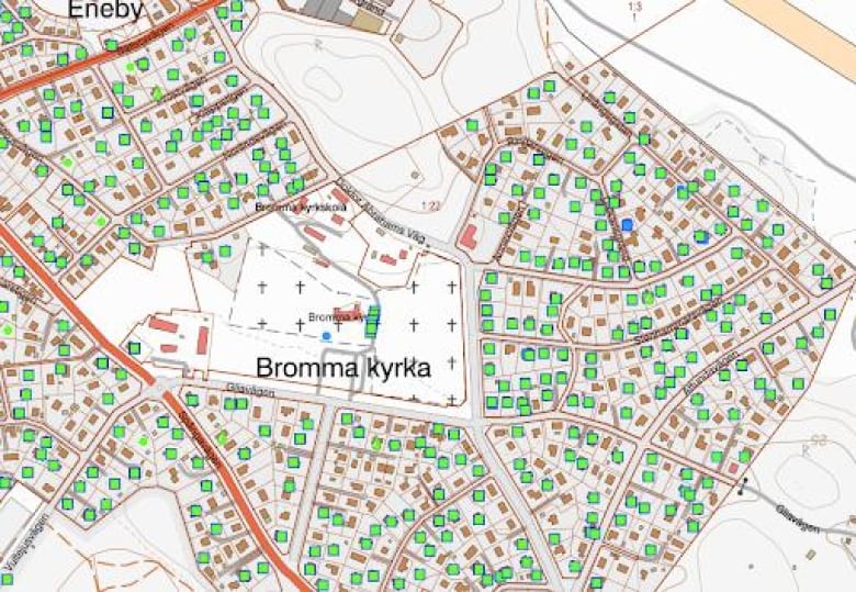 A map shows streets, a church, red-brown shapes representing buildings and green squares representing boreholes for ground-source heat pumps.