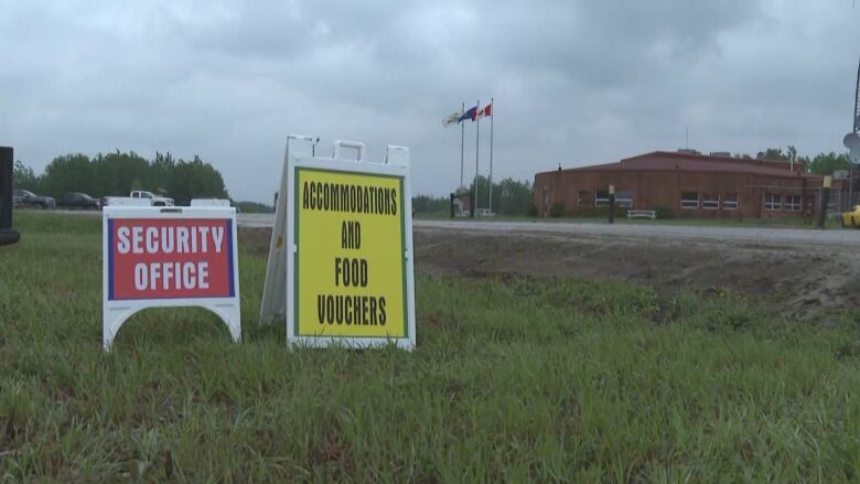 The Dene Tha' First Nation plans to establish a temporary camp with trailers, kitchen and laundry facilities to accommodate 400 people, possibly for the rest of the summer.