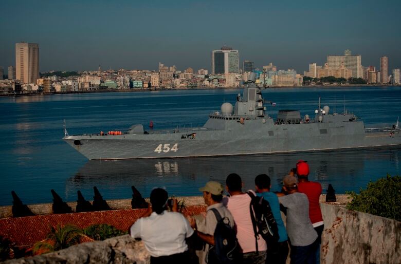 A frigate enters the port of Havana.