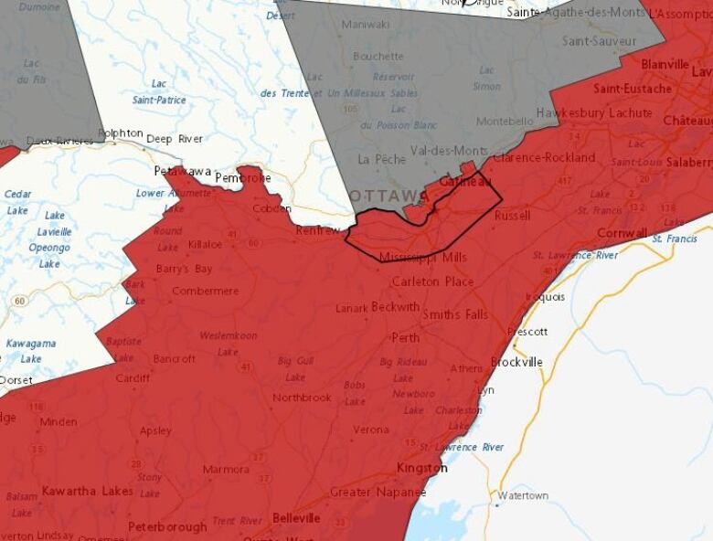 A map of Ontario and western Quebec with regions in red that are under heat warning. 