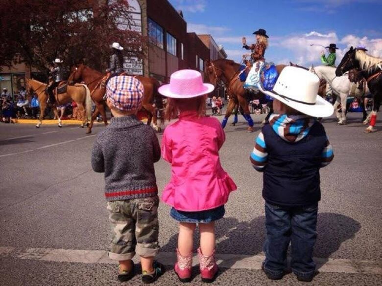 Kids watch the parade.