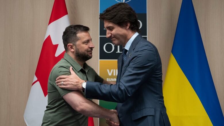 A close up image of Prime Minister Justin Trudeau shaking hands with Ukrainian President Volodymyr Zelenskyy