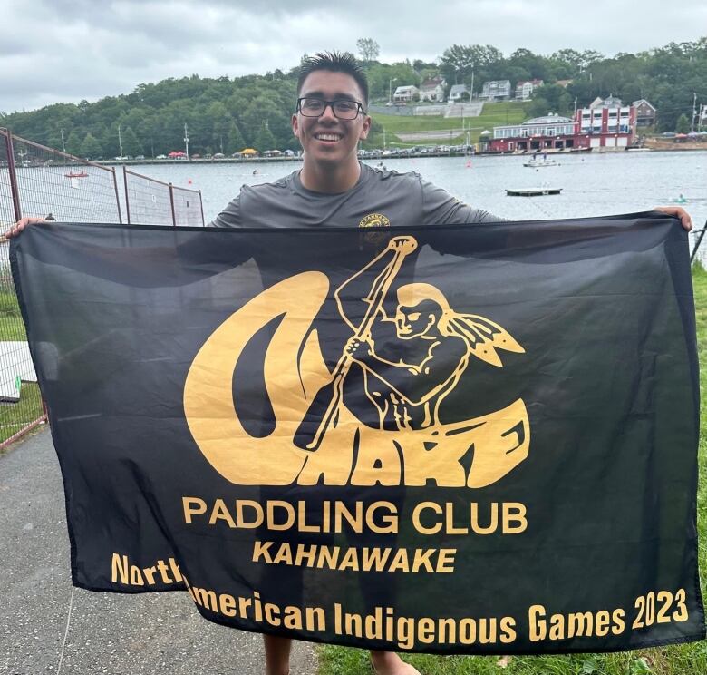 Rotshennn:ni Two-Axe raises Onake Paddling Club flag