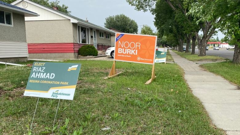 Voters on Sherwood Drive in Regina Coronation Park show their support for both the Saskatchewan Party and NDP candidates.