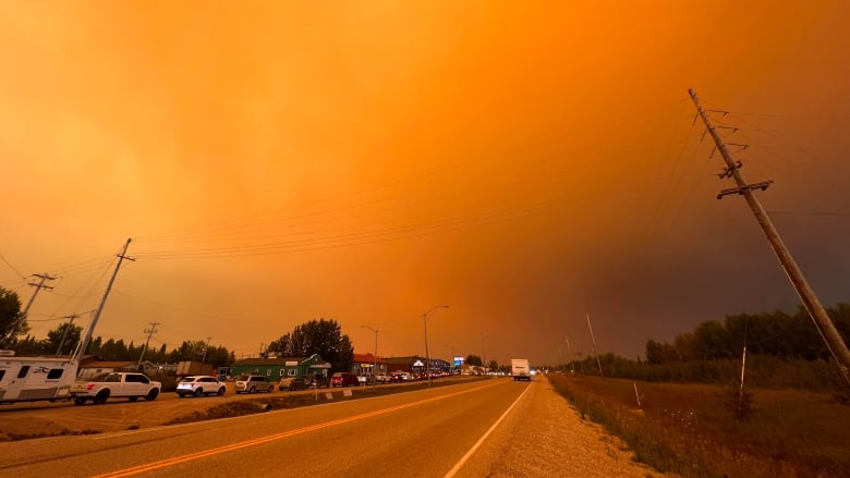 Cars lined up to leave Hay River, N.W.T. on Sunday afternoon. 