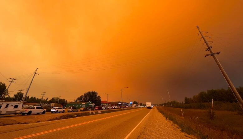 Cars lined up to leave Hay River, N.W.T. on Sunday afternoon. 