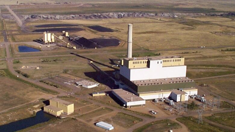 The image shows TransAlta's Sheerness gas-fired power plant near Hanna, Alta. The facility produces 800 MW of electricity.