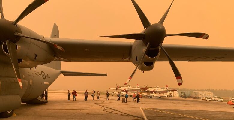 Hay River N.W.T. residents board military plane, August 25, 2023