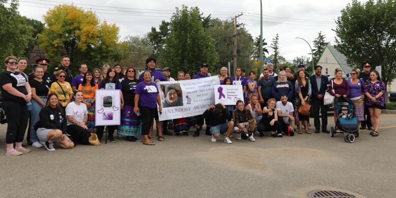 A group photo featuring many people wearing purple to mark International Overdose Awareness Day 