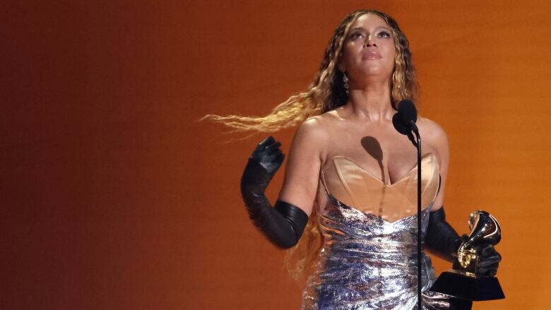 Beyonce accepts the award for Best Dance/Electronic Music Album for 