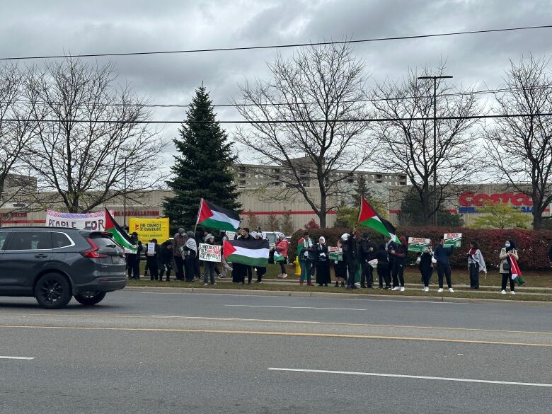 Community members formed a silent human chain at Wonderland Road between Oxford Street and Beaverbrook Avenue, as they waved Palestinian flags and held up signs. 