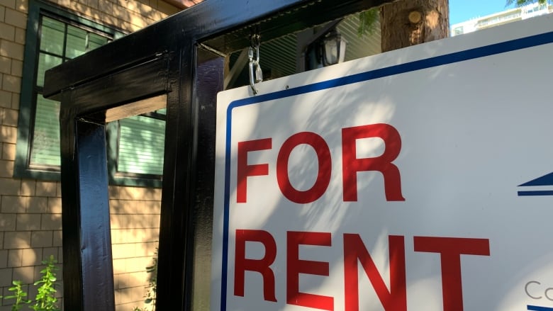 a close up of a for rent sign 