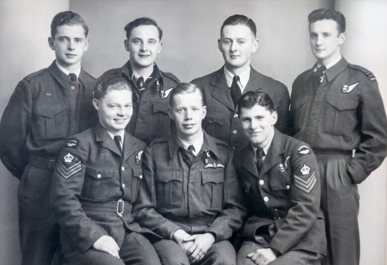 A black-and-white photo of a bomber air crew from the Second World War. There are seven men in total.