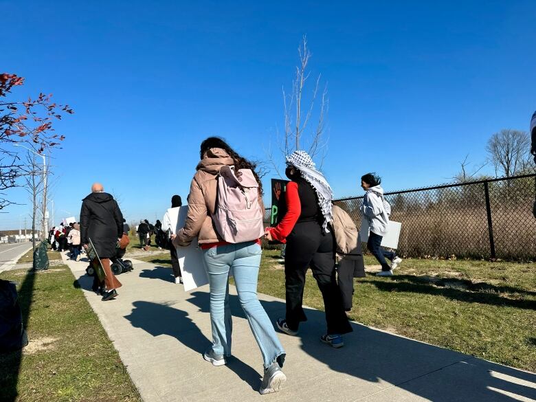 two teenagers walking