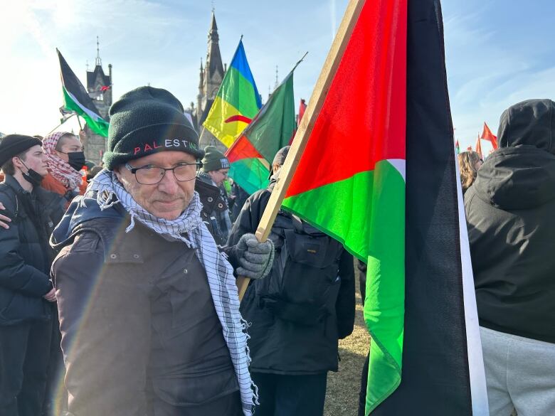 A man holds a Palestinian flag.