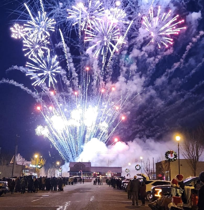 A large display of fireworks over a building. 