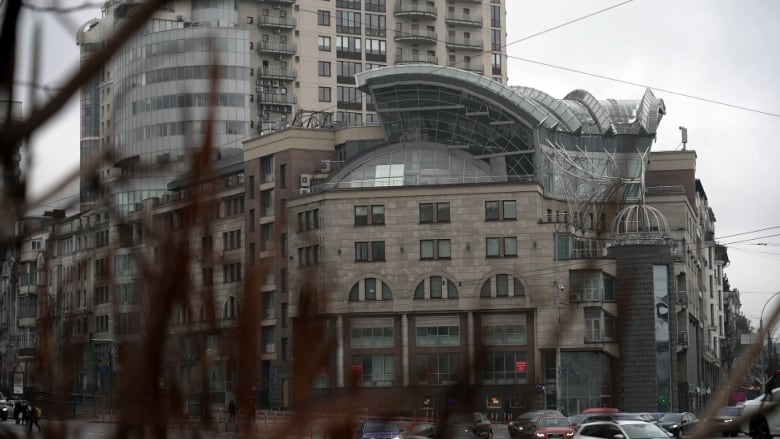 A building in a busy city.