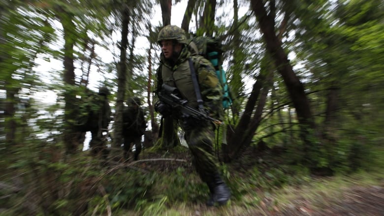 A Canadian soldier in combat gear takes part in an exercise.