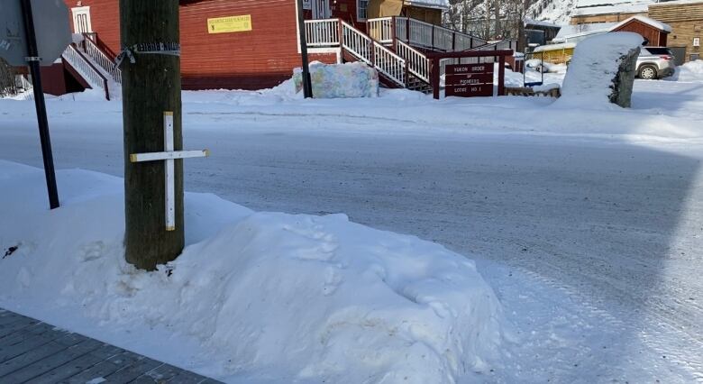 A cross tied to the pole.