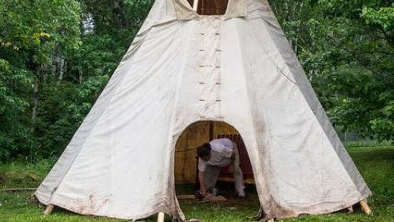 Tuma Young setting up the fire to extract Maskwiomin 