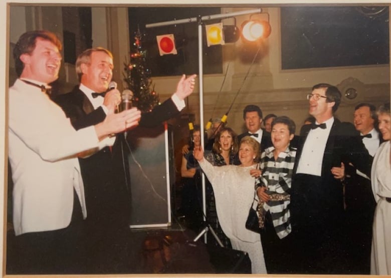 Former prime minister Brian Mulroney and Irish singer Robin Averill share the mic during a performance. 