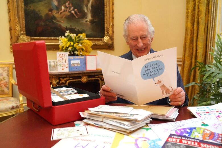 King Charles reads cards and messages.