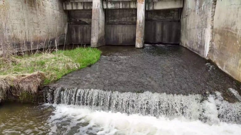 A picture of a canal.