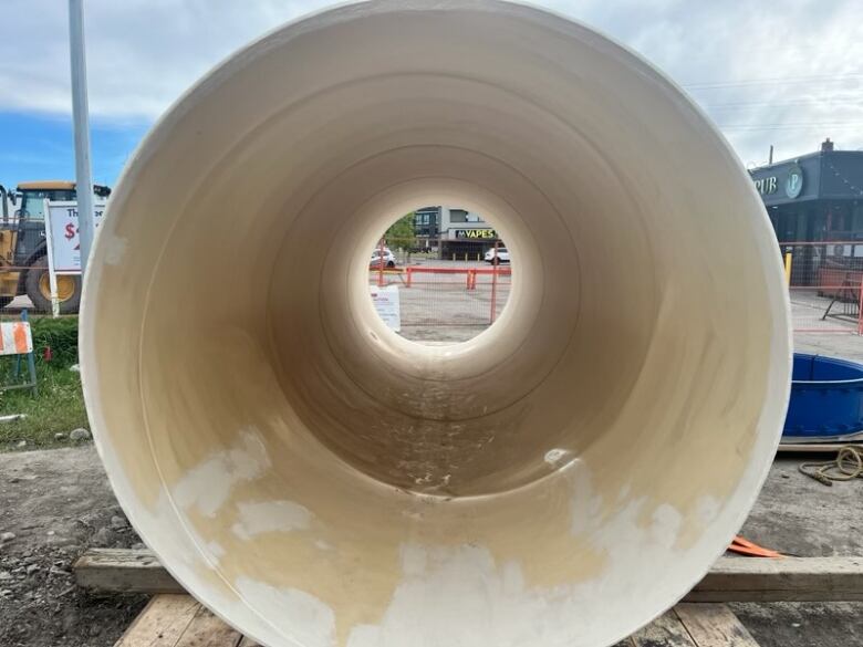 a large, heavy duty pipe surrounded by large machinery.