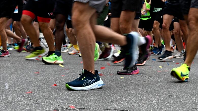 The legs of hundreds of runners on the asphalt