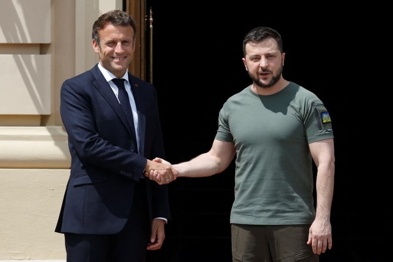 French President Emmanuel Macron shakes hands with Ukrainian President Volodymyr Zelenskyy in Kyiv, in June 2022.